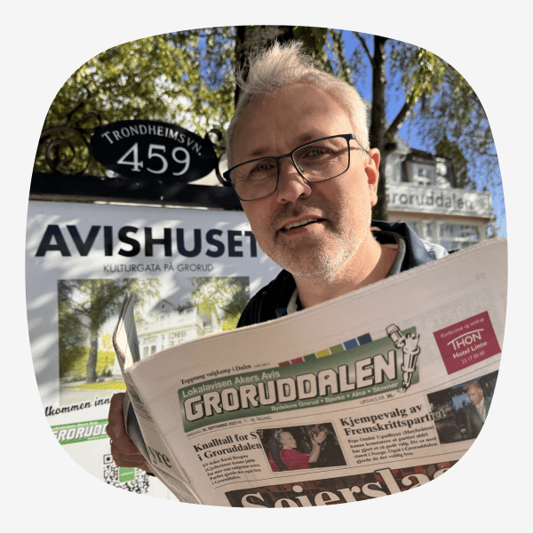 Daglig leder i Akers Avis Groruddalen står utenfor Avishuset og holder opp lokalavisen Groruddalen.