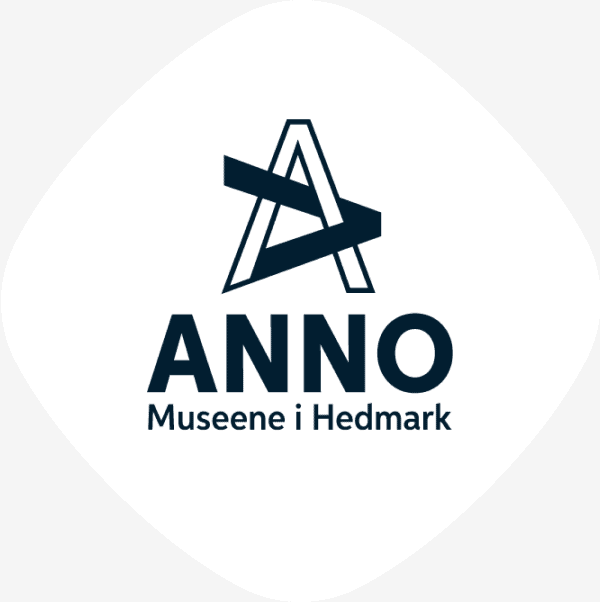 Mørk blå Anno-logo mot hvit bakgrunn