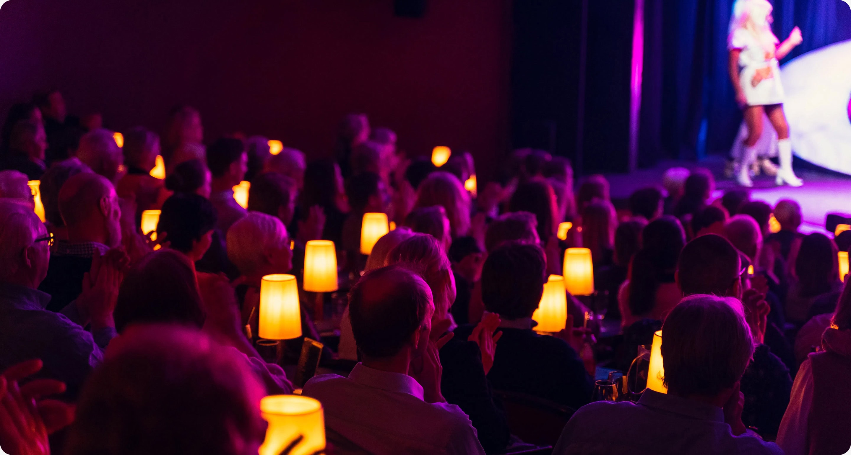 En fullsatt sal med stemningsfull atmosfære på Chat Noir i Oslo.