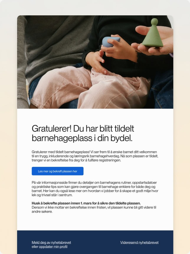 Et nyhetsbrev med bilde av et barn som leker med en blå trekantet kloss. Overskrift som gratulerer mottakeren med tildelt barnehageplass, med praktisk informasjon om registrering og oppstart.