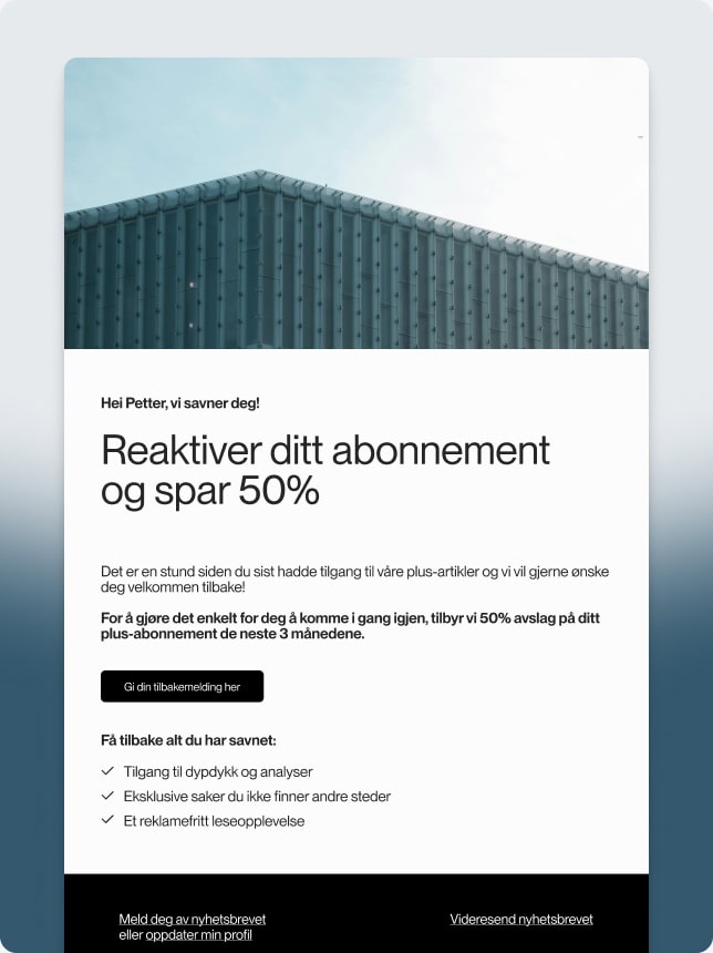 Et nyhetsbrev med et bilde av en moderne bygning og en tekst som oppfordrer mottakeren til å reaktivere sitt abonnement med et tilbud om 50 % rabatt de neste tre månedene. Listen fremhever fordelene ved å komme tilbake, inkludert dybdeanalyser og eksklusivt innhold.